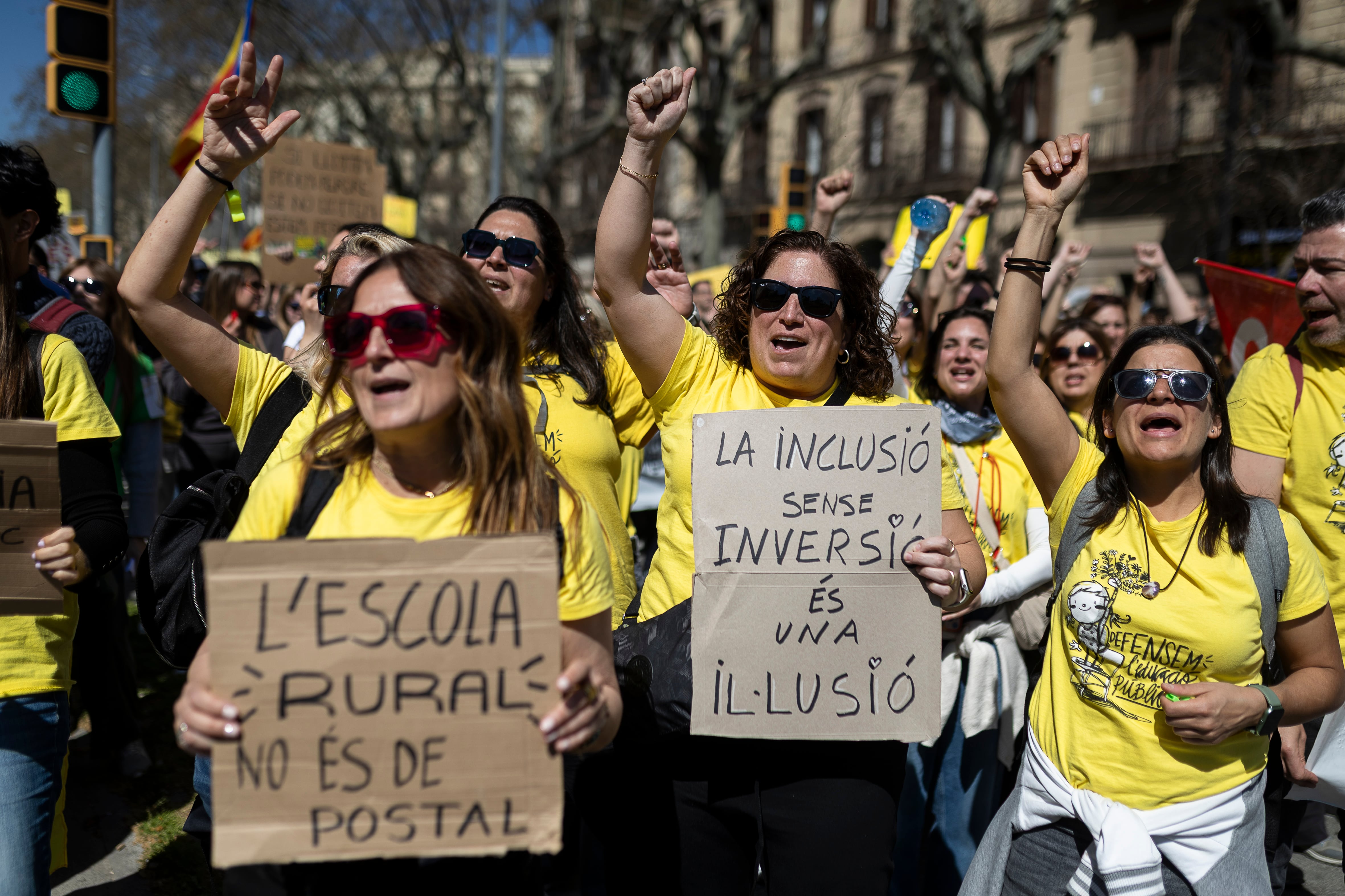 Miles de profesores se manifiestan en Barcelona durante la última jornada de huelga.