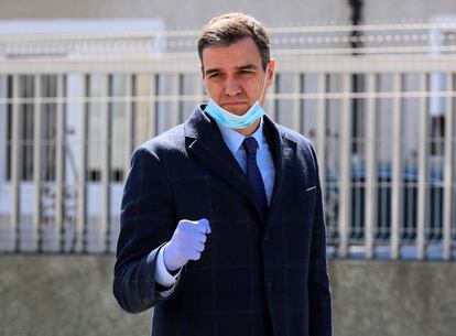 El presidente del Gobierno, Pedro Sánchez, en su visita a las instalaciones de la empresa Hersill, en Móstoles (Madrid), donde siguiendo el programa de reorientación de líneas industriales y producción nacional, impulsado por el Gobierno, comenzaron a fabricarse respiradores para la lucha contra el coronavirus, el 3 de abril.