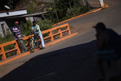 Cerca de seis mil pessoas estão na chamada Zona Secundária. Os locais são marcados por uma faixa laranja pintada nas calçadas. A Barragem Sul Superior está entre as dez construídas pelo método de alteamento a montante que a Vale pretende eliminar nos próximos anos. A mineradora informa que está fazendo monitoramento 24 horas das estruturas. 