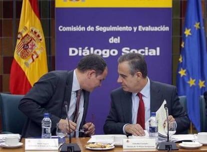 El ministro de Trabajo, Celestino Corbacho, habla hoy con el secretario de Estado de Economía, David Vegara, durante la reunión de la Comisión de Seguimiento y Evolución del Diálogo Social