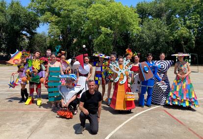 Estudiantes de Bachillerato de Artes Plásticas y Escénicas con su profesor David Romero protagonistas del desfile de moda sostenible. Proyecto “ArteFest”.