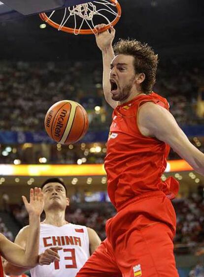 Pau Gasol efectúa un mate ante la impotencia de Yao Ming.