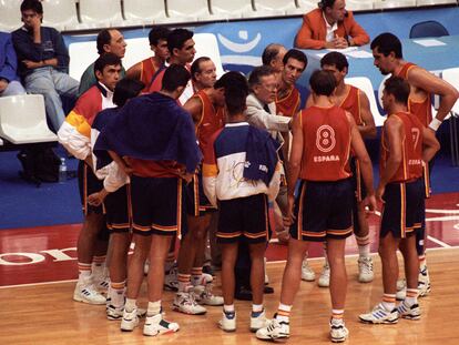 Díaz-Miguel da instrucciones a los jugadores durante el partido ante Angola en Barcelona 92.