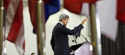 Kerry da una rueda de prensa en Brunei.