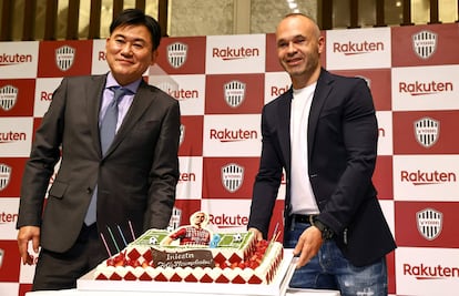 Andrés Iniesta celebra su 37 cumpleaños y su renovación con el Vissel Kobe junto a Hiroshi Mikitani, director general del club japonés