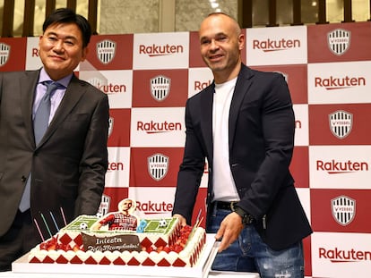 Andrés Iniesta celebra su 37 cumpleaños y su renovación con el Vissel Kobe junto a Hiroshi Mikitani, director general del club japonés