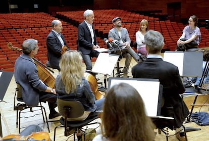 Miembros de la orquesta, con el nuevo alcalde de Santiago, Marti&ntilde;o Noriega, en la presentaci&oacute;n de la temporada.