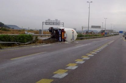 El camión volcado en la A-3 a su paso por Riba-roja, en una imagen facilitada por el Consorcio Provincial de Bomberos de Valencia.