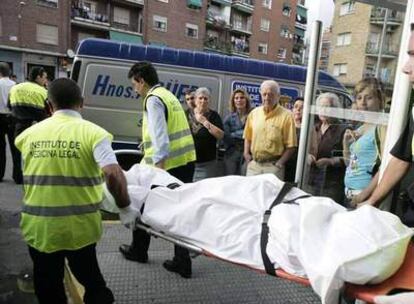 Traslado del cadáver de una víctima de violencia machista en Toledo, la pasada semana.