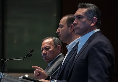 Los dirigentes del PAN, PRI y PRD: Marko Cortés, Alejandro Moreno y Jesús Zambrano, durante una conferencia de prensa en Ciudad de México, el 2 de mayo de 2022.