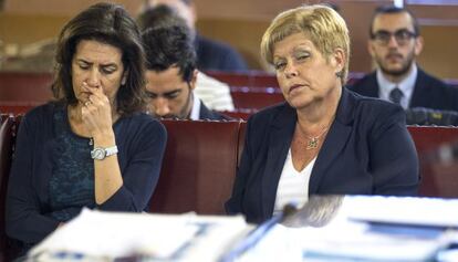 Las exconsejeras valencianas Angélica Such y Milagrosa Martínez en el arranque del primer juicio a la trama Gürtel en Valencia.