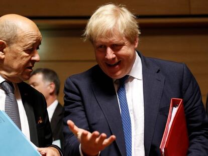 El ministro Asuntos Exteriores francés, Jean-Yves Le Drian (izq.), y su homólogo británico, Boris Johnson, en Luxemburgo este lunes. 