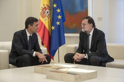 El líder del PSOE, Pedro Sánchez, amb el president del Govern, Mariano Rajoy, en La Moncloa.