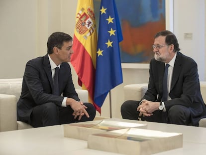 El líder del PSOE, Pedro Sánchez, con el presidente del Gobierno, Mariano Rajoy, en La Moncloa.