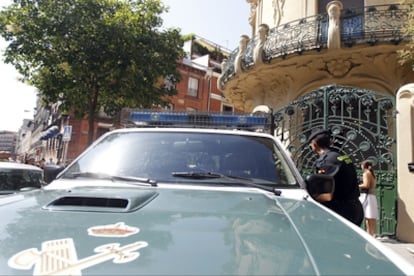 Agentes de la Guardia Civil vigilan el desalojo  de la sede de la Sociedad General de Autores y Editores (SGAE), en el palacio de Longoria de Madrid.