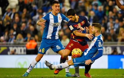 Suárez disputa bola no empate contra o Espanyol.