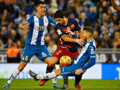 Suárez disputa bola no empate contra o Espanyol.