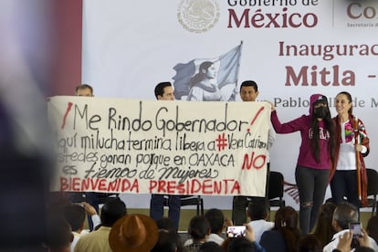 María Elena Ríos irrumpe en un acto de Claudia Sheinbaum para denunciar que su agresor está libre.