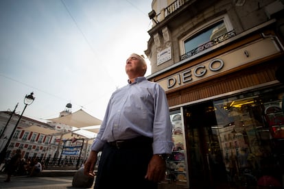 Casa de Diego es el único local antiguo que permanece abierto en la Puerta del Sol. En la foto, Javier Llarendi. 