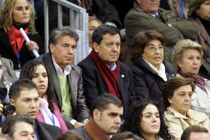 Manolo Santana y Josep Lluís Arilla, en el estadio de La Cartuja, siguiendo las evoluciones del juego.