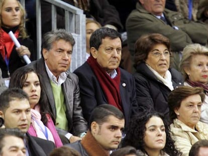 Manolo Santana y Josep Lluís Arilla, en el estadio de La Cartuja, siguiendo las evoluciones del juego.