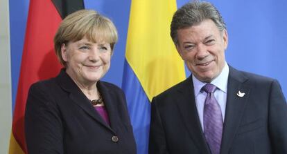 Juan Manuel Santos saluda a Angela Merkel, en Berlín.