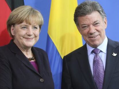Juan Manuel Santos saluda a Angela Merkel, en Berlín.