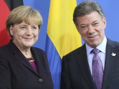 Juan Manuel Santos saluda a Angela Merkel, en Berlín.