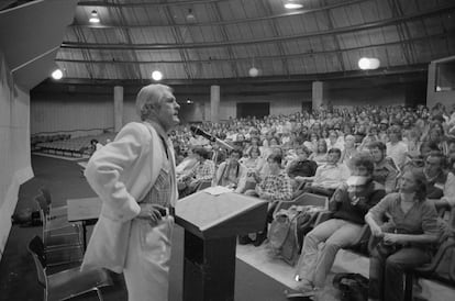 Timothy Leary, 'sumo sacerdote' de la cultura de la droga de los años 60, se dirige a los estudiantes.