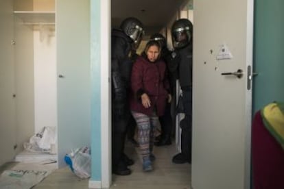 Una mujer es desahuciada en Madrid por la policía en 2015.