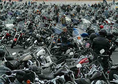 Más de 200.000 personas se han se han llegado a reunir en los distintos eventos que han recorrido los Estados Unidos de norte a sur y de este a oeste. La gran fiesta de Harley se ha estado gestando durante tres años. El resultado final, espectacular, bien los merece.