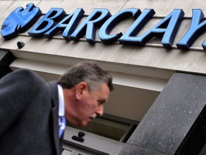 Un hombre pasa delante de una sucursal de Barclays en Londres.