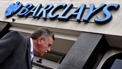 Un hombre pasa delante de una sucursal de Barclays en Londres.