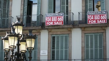 Carteles de venta de un piso de Barcelona, escritos en ingles, en una imagen de 2023.