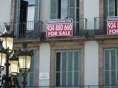 Cartel de piso en venta, escrito en ingles, en un edificio de viviendas en la Rambla, Barcelona.