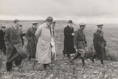 Negrín (gabardina clara) y Azaña (de negro) con los generales Vicente Rojo (tras Negrín) y José Miaja (entre Negrín y Azaña), en plena Guerra Civil (1937).