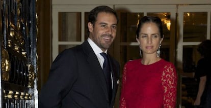 Miguel B&aacute;ez con su mujer Carolina Herrera a la entrada del Palace.