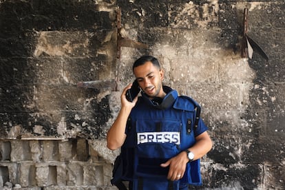 El periodista de Al Jazeera Anas Al Sharif, que murió en un ataque israelí el pasado 10 de agosto, habla por teléfono en la ciudad de Gaza, el 13 de agosto de 2024.