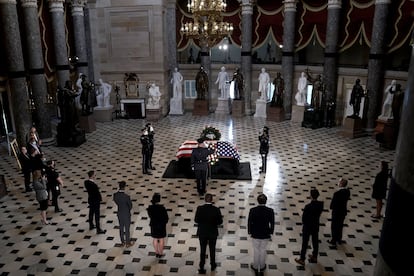 O caixão da juíza Ruth Bader Ginsburg no Statuary Hall.