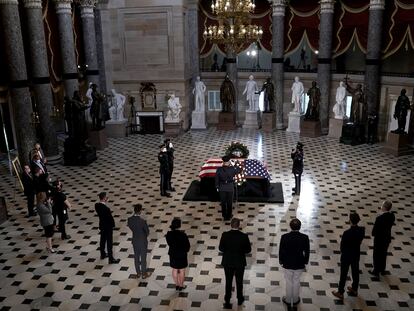 O caixão da juíza Ruth Bader Ginsburg no Statuary Hall.