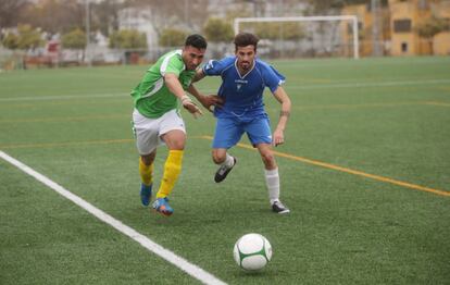 Hicham juega al fútbol la temporada pasada en un partido con Alma de África.