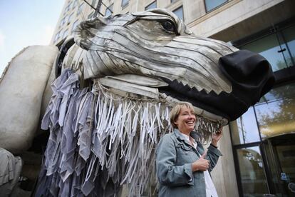 La actriz británica Emma Thomson participa en un evento de Greenpeace contra el cambio climático en Londres (Reino Unido). En la imagen posa con un oso polar gigante que va a ser trasladado a París, capital de Francia, para participar en otros actos de la organización ecologista.