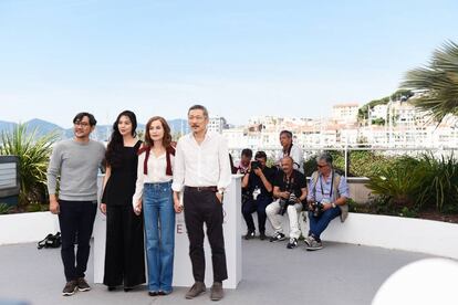 Jeong Jinyoung, Kim Minhee, Isabelle Huppert y Hong SangSoo, actores y director de la película 'La Cámara de Claire (Keul-Le-Eo-Ui-Ka-Me-La)'.