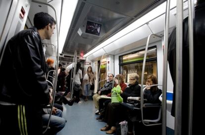 Pasajeros en uno de los vagones de la Línea 3 del Metro de Barcelona.