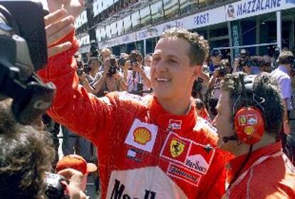 Schumacher, sonriente,tras su pole position en Melbourne.