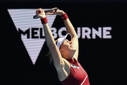 Paula Badosa celebra la victoria frente a Kostyuk en la Margaret Court Arena de Melbourne.