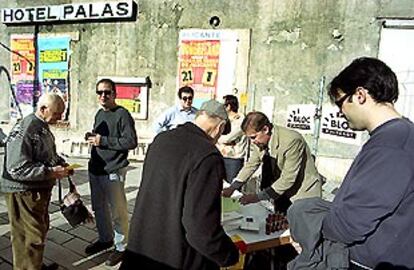 Los miembros del Bloc, ayer, ante el antiguo hotel Palas, en Alicante.