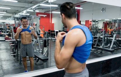 El dilema del selfi: algunos gimnasios incitan a sacárselo, otros lo prohíben y otros intentan regular su uso para que sea respetuoso con los demás usuarios.