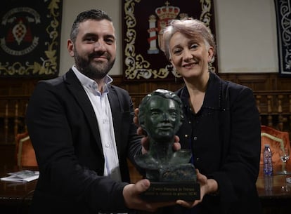 Javier Juárez y Nora Botero exhiben el busto de Pedraza este jueves en el paraninfo de la Universidad de Alcalá. 