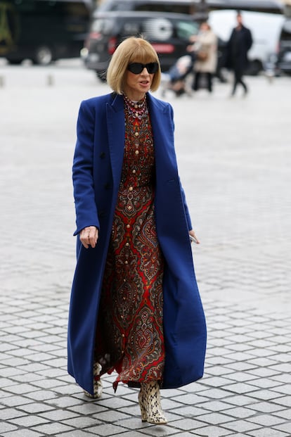 Uno de los muchos ejemplos en los que Anna Wintour lleva el mismo tipo de abrigo: recto, largo y monocolor.
